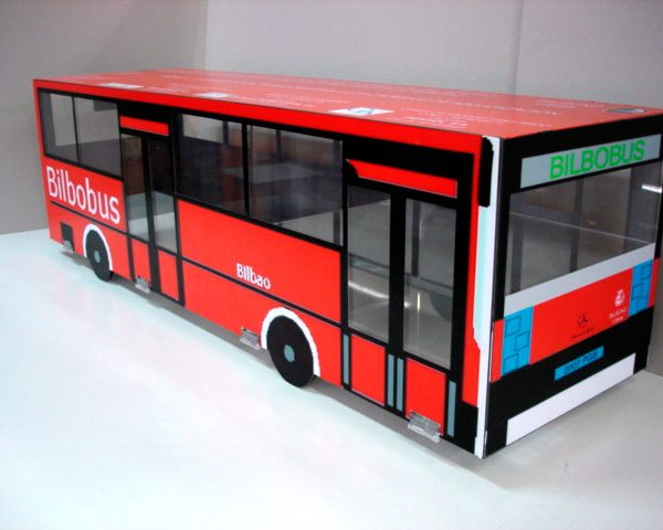 aja realizada en metacrilato diseñado con vinilos simulando un autobús con carpetas cerradas de anillas.