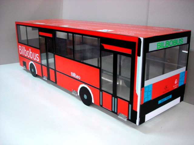 aja realizada en metacrilato diseñado con vinilos simulando un autobús con carpetas cerradas de anillas.