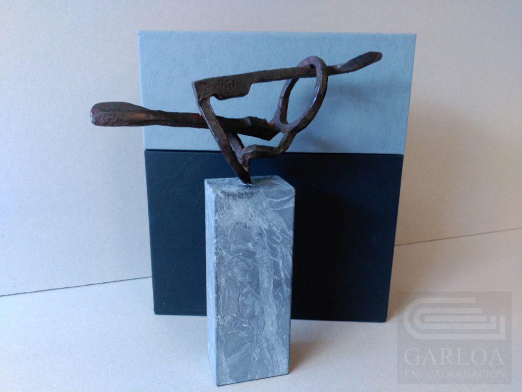 Caja para escultura combinando geltex de 2 colores diferentes, con relleno fijo para la sujeción de la escultura.
