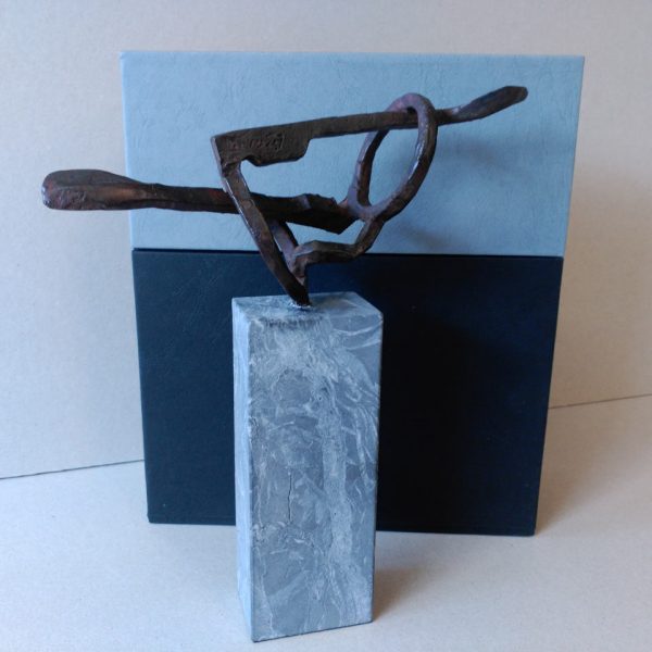 Caja para escultura combinando geltex de 2 colores diferentes, con relleno fijo para la sujeción de la escultura.
