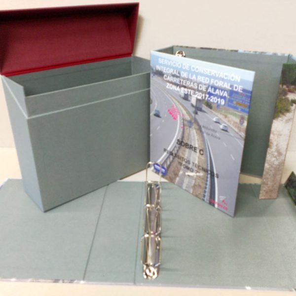 Caja de cartón con tapa abatible y carpeta de anillas